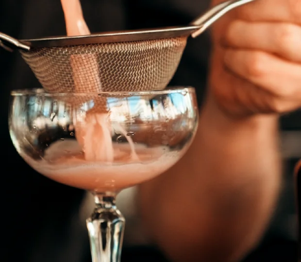 Bartender förbereder en beställning i baren efter en QR-order