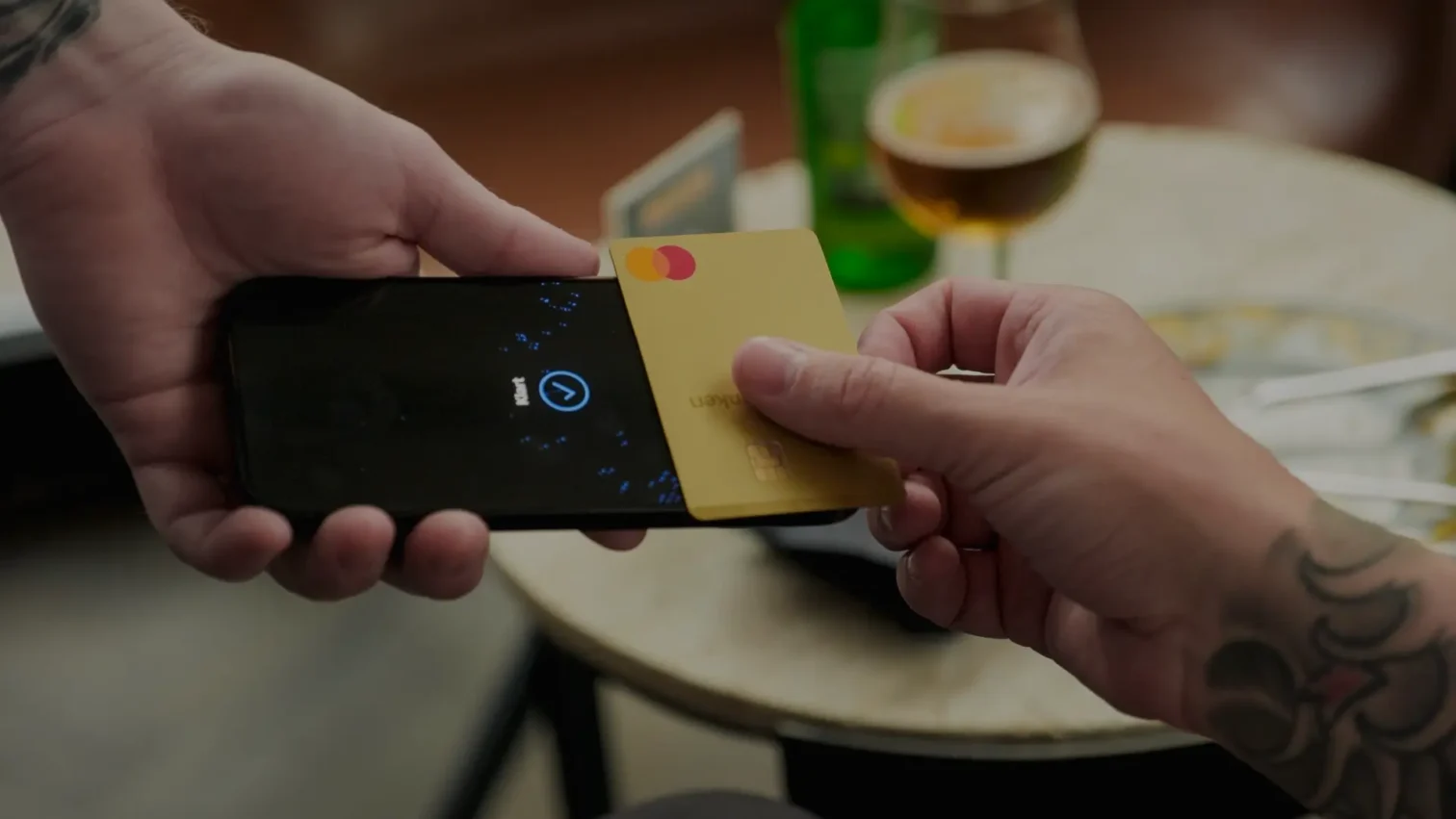 En person som använder WEIQ Free kassasystem i mobilen
